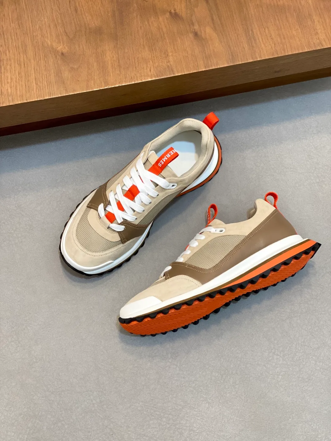 Men's men's shoes 💰700 HERMES/Hermès Leader sneakers! Tech twill, calfskin and suede goatskin sneakers featuring paneled multicolor twill, calfskin and suede. Lightweight geometric sole for a stylish urban look. Product details: White and orange rubber sole Black rubber sole with orange rubber insert Light natural leather insert White rubber toe cap Beige lambskin insole and lining Cotton strap, rubber lettering Sole height: 4cm Size: 39-40-41-42-43-44 (customized at 38.45)